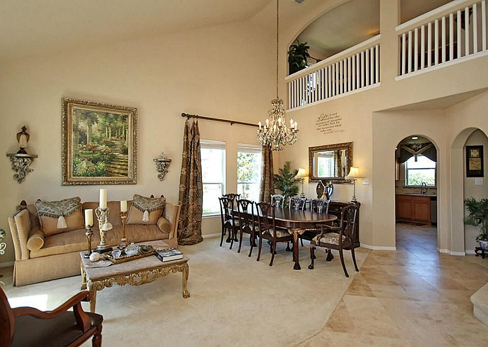 LIVING /DINING COMBO MAKES ENTERTAINING EASY