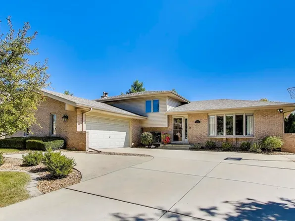 8843 Oxford St, Woodridge, IL 60517