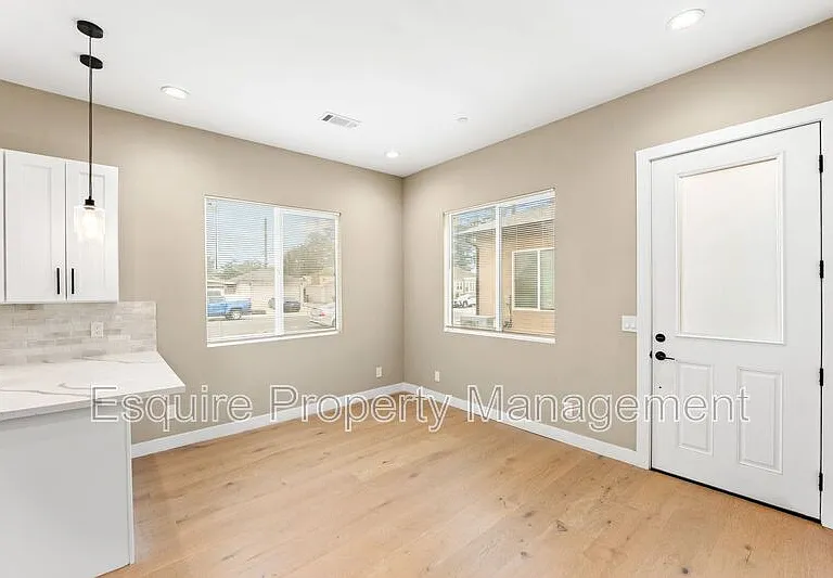 547 N Carty Dr — Photo 4