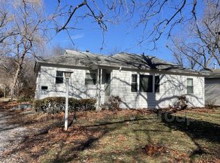 2424 SW 25th Dr, Topeka, KS 66611