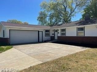 8045 Royal Ridge Dr, Parma, OH 44129