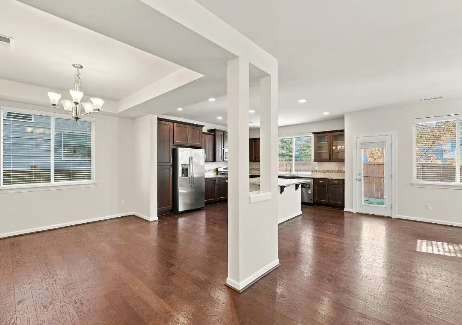 4Bd/2.5Ba Bothell Home — Photo 4