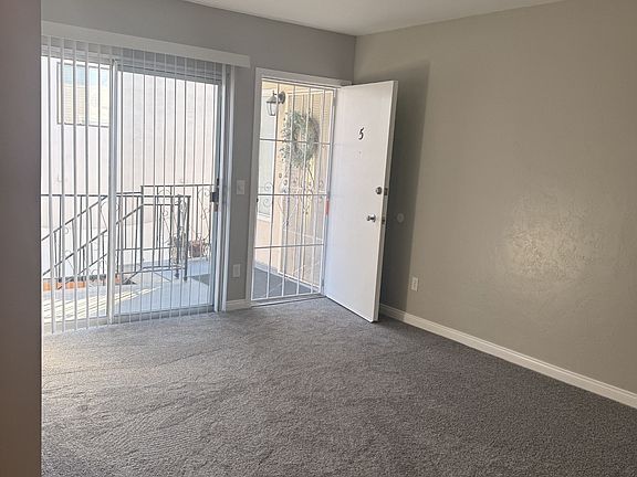3rd image of 4447 Marlborough Ave