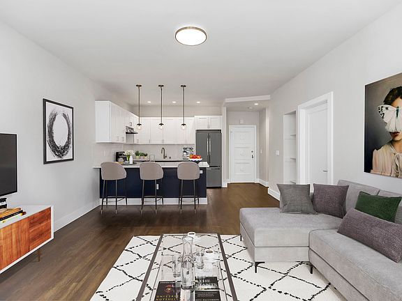 2nd image of 2202 Leavenworth St #303