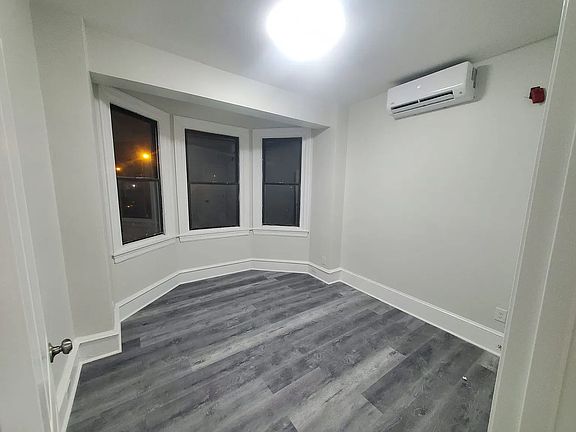 3rd image of 5005 Oxford Ave #111