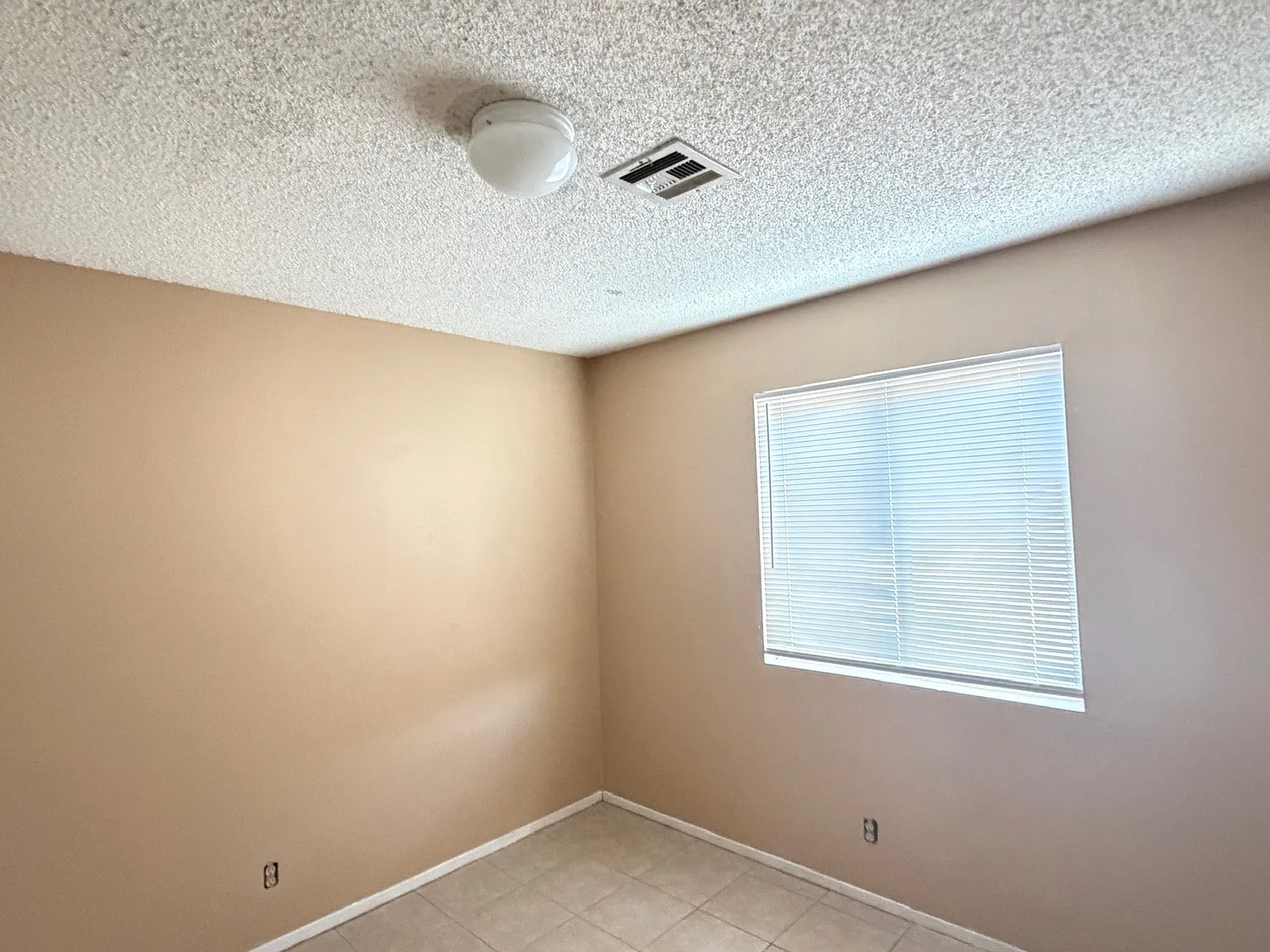2 bed, 872 sqft, $1,050 — Photo 4