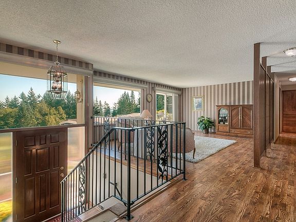 2nd image of 819 Sunrise Ln