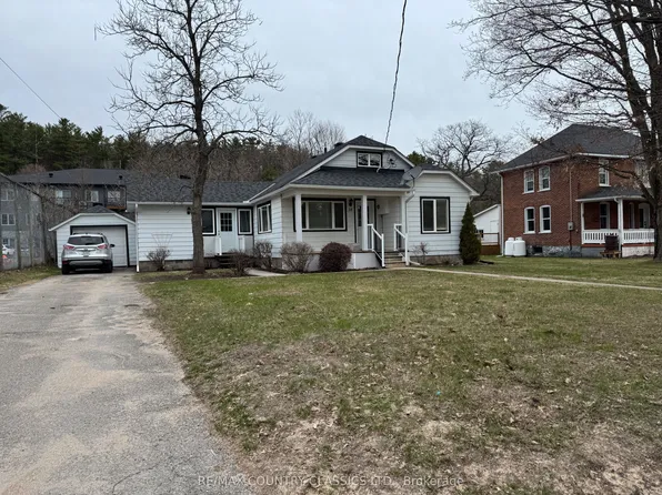 38 Flint Ave, Bancroft, ON K0L 1C0