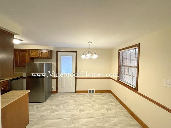 4th image of 1052 Broadview Blvd