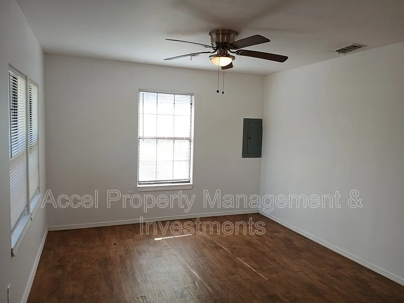 2 bed, 1.0 bath, 810 sqft, $850 — Photo 2