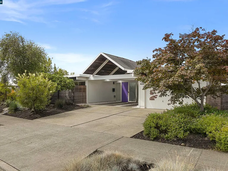 8021 Shay Dr — Photo 2