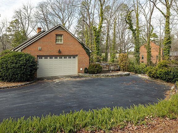 5th image of 2100 Rivoli St