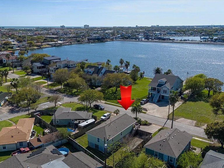 1618 Bayou Shore Dr — Photo 1