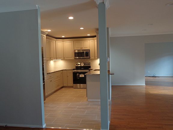 3rd image of 3030 Pheasant Creek Dr APT 302