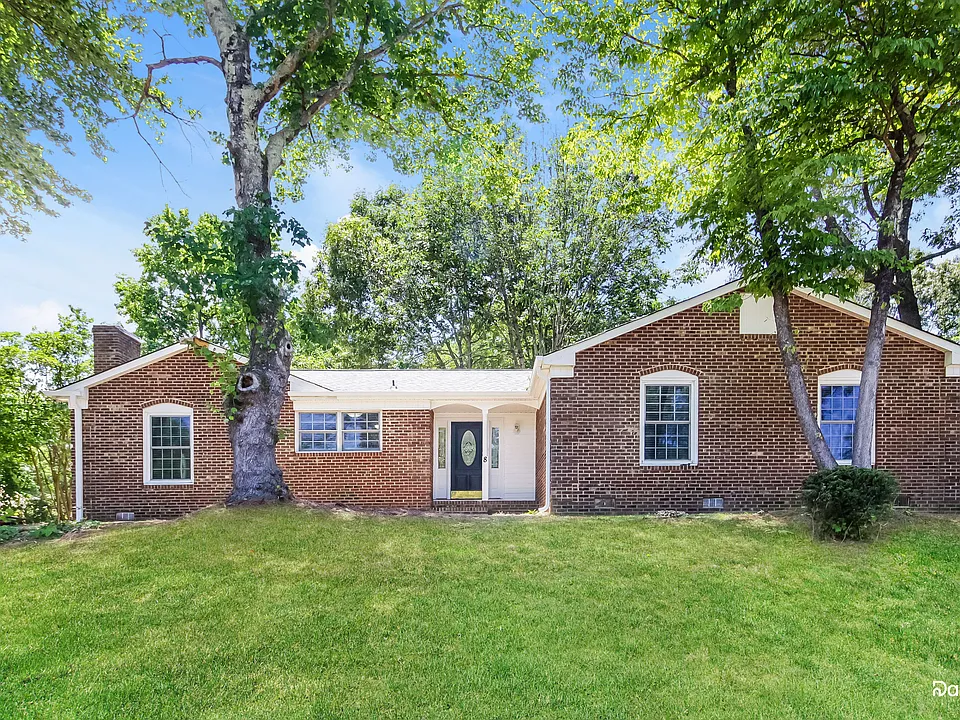 8 Lakepoint Ct