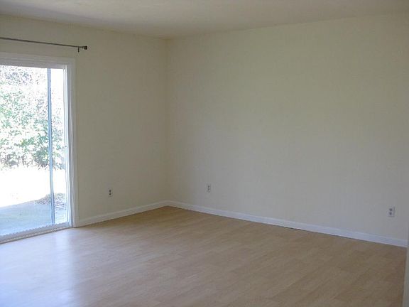3rd image of 3083 Bridgeford Dr