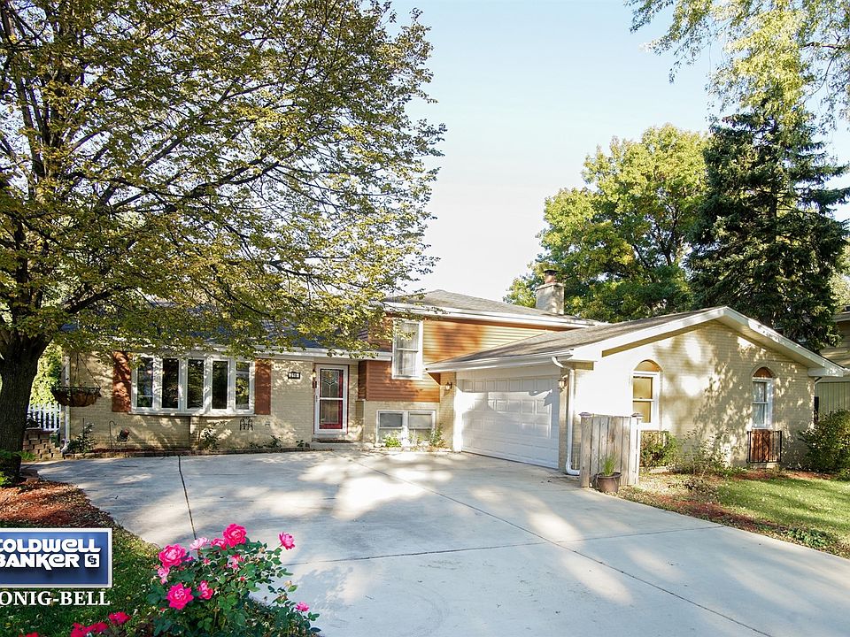 216 Pinecroft Drive, Roselle, IL ~ Front View