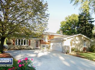 216 Pinecroft Dr, Roselle, IL 60172