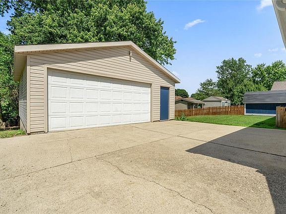 5th image of 815 Plumwood Dr