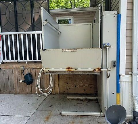 3rd image of 22790 Amiens Rd #37