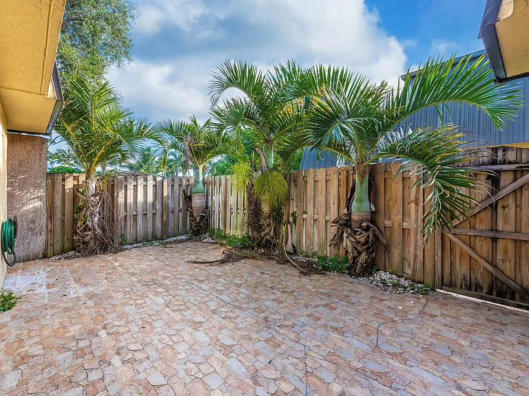 2471 Waterside Dr — Photo 14
