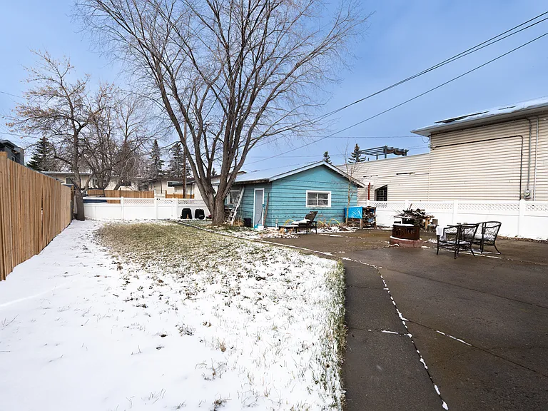 6039 18a St SE — Photo 3