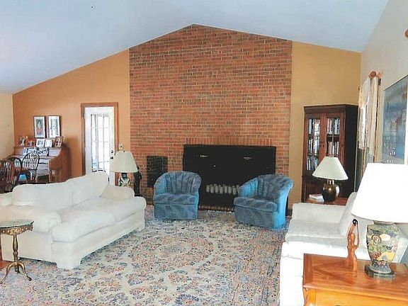 4th image of 482 White Oak Dr
