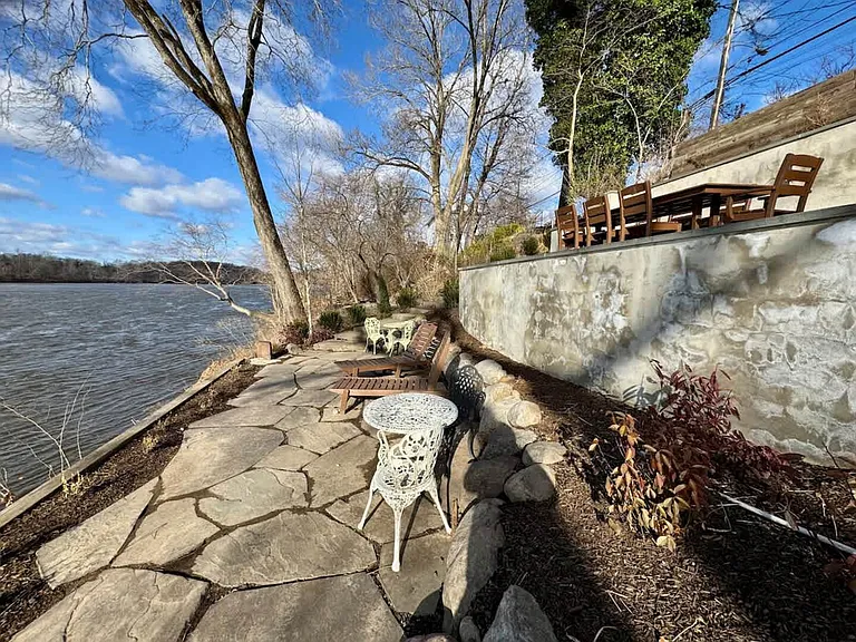 River Dr — Photo 67