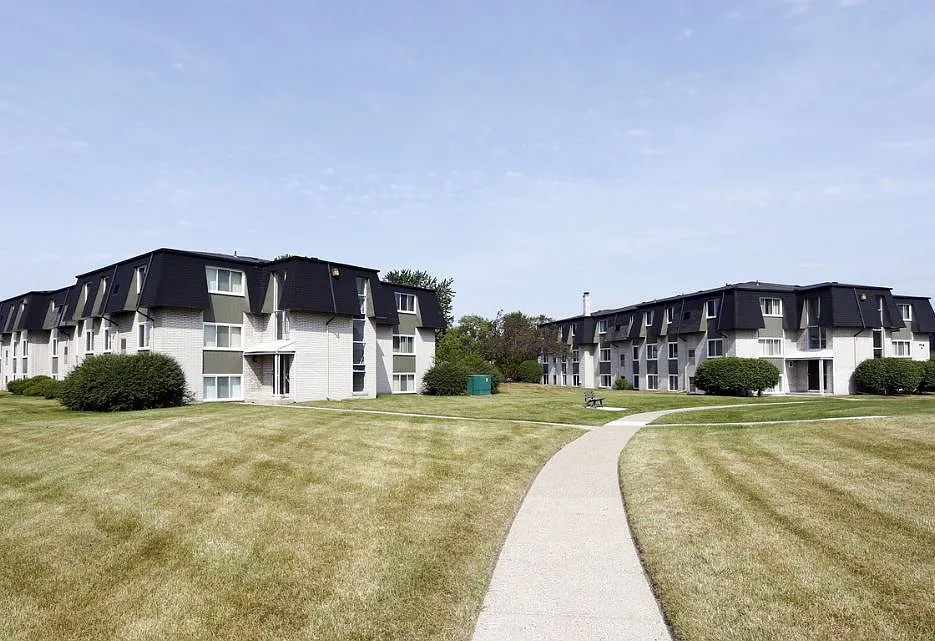 West Garden Apartments — Photo 4