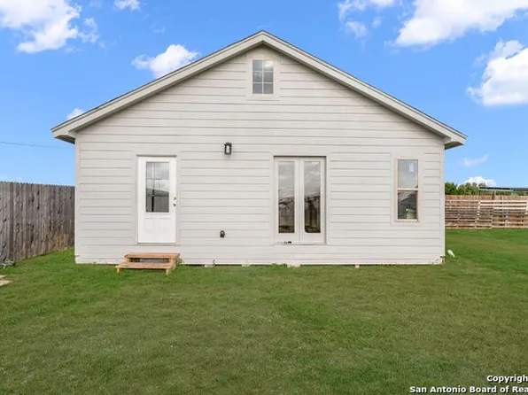 538 Ala Blanca Dr, Lytle, TX 78052