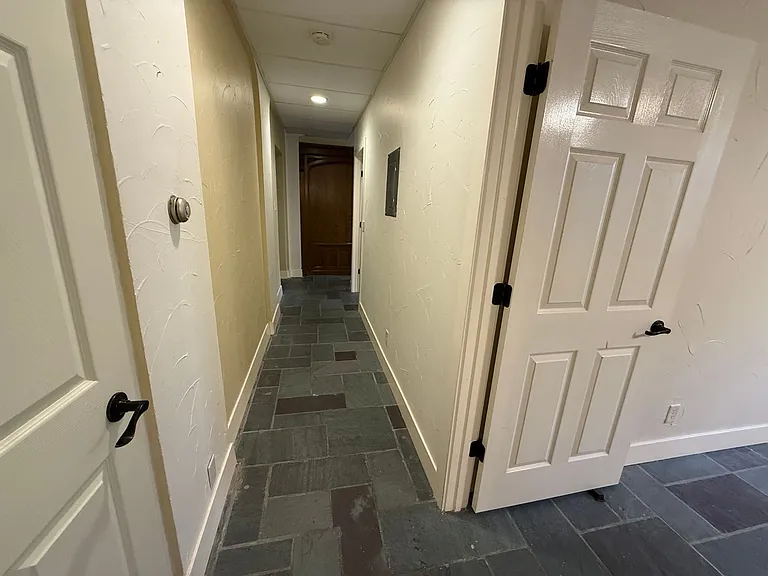 Cass Street Apartments — Photo 32