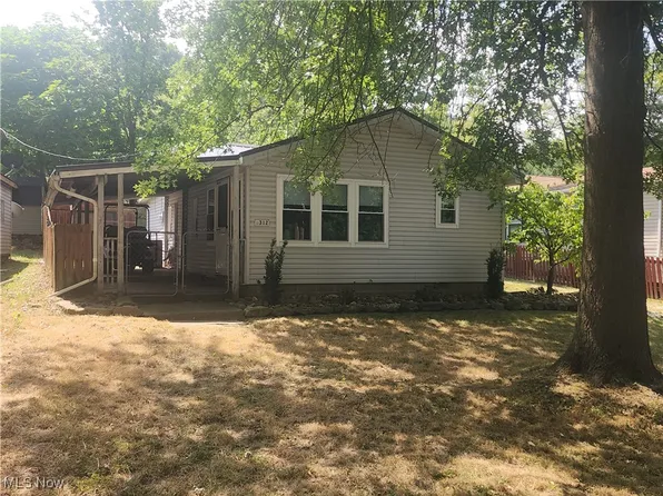 8312 Maple St SW, Sherrodsville, OH 44675