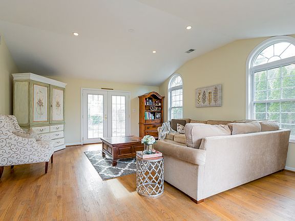 4th image of 9913 Farr Dr