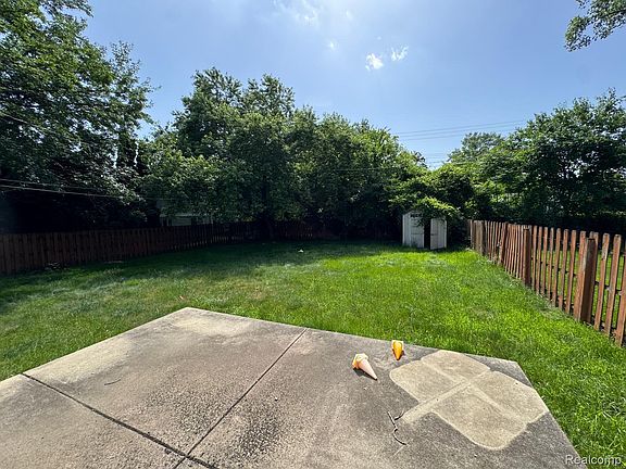 4th image of 22411 Springbrook Ave