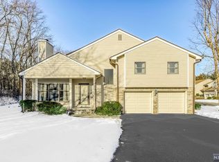 27 Bentley Dr, Franklin Lakes, NJ 07417