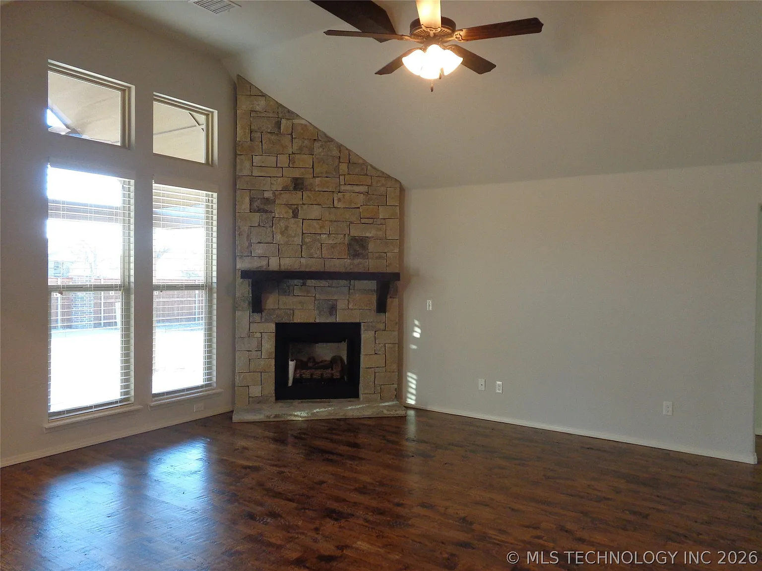 3 bed, 2.0 bath, 1792 sqft, $2,200 — Photo 3