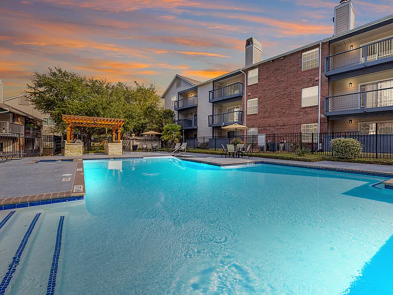 City Crest Apartments — Photo 5