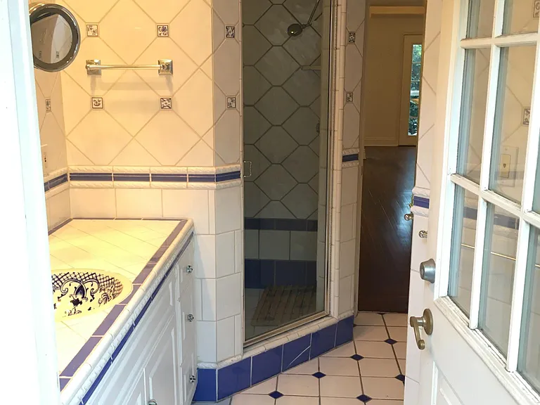 807 Westbourne Dr — Photo 9