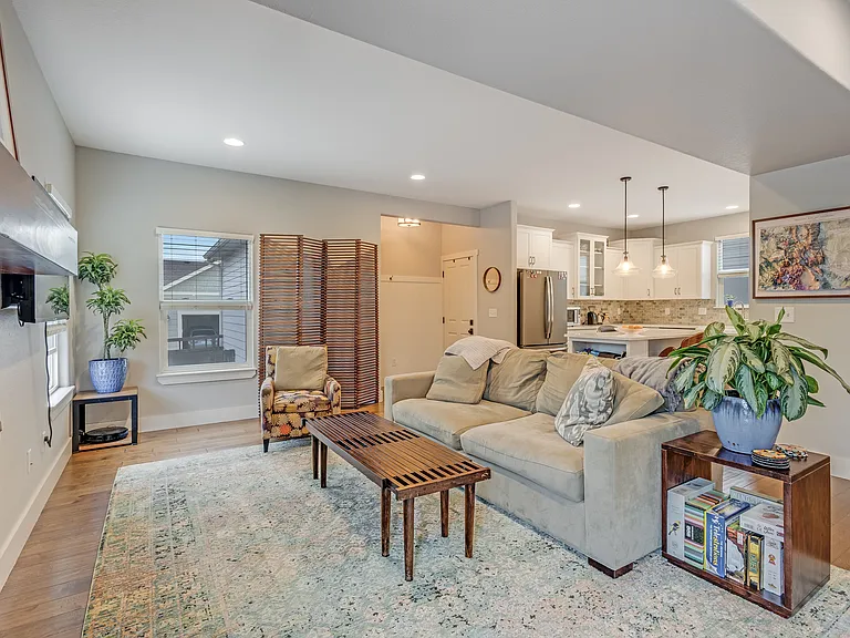 1516 Solitaire St — Photo 6