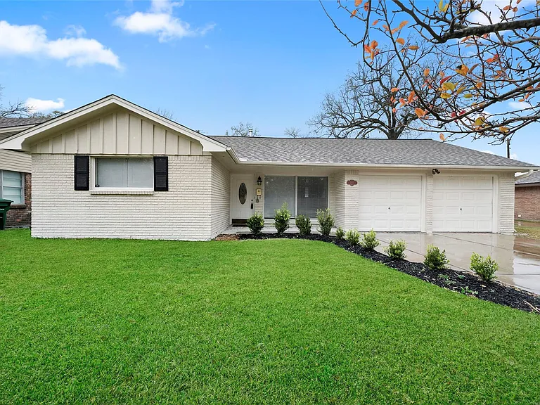1807 Shadow Bend Dr — Photo 1
