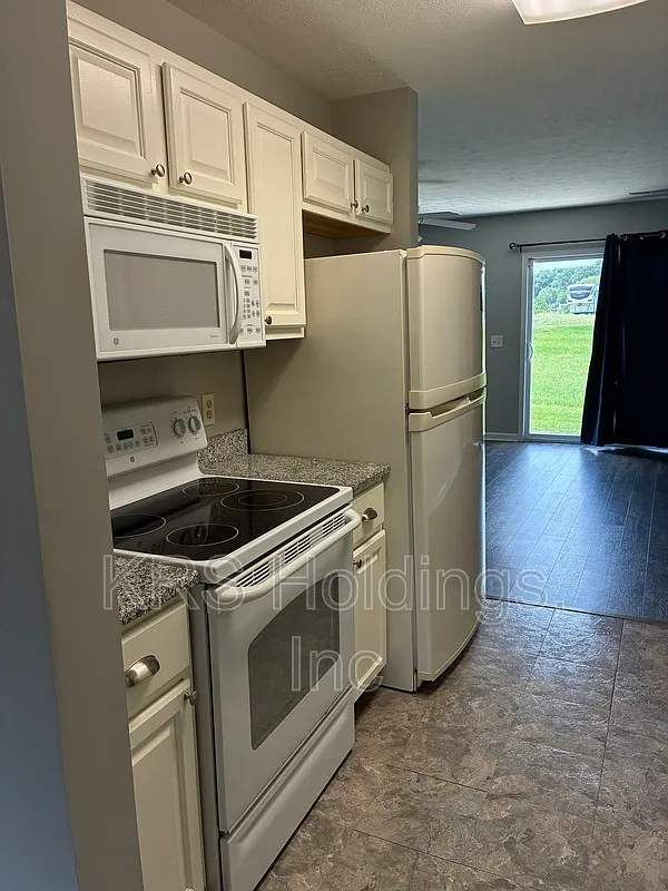 3 bed, 2.5 bath, 2160 sqft, $1,795 — Photo 3