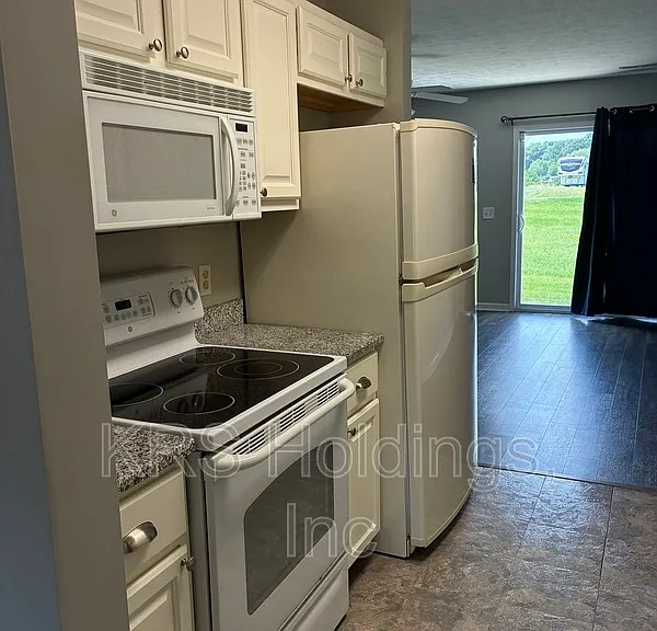 303 Joyce Dr — Photo 3