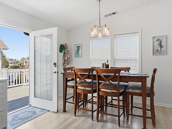 4th image of 437 Bay Dr.