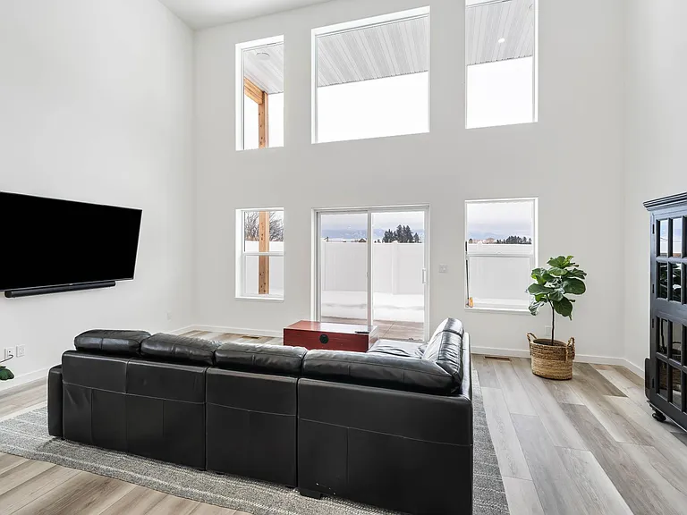 2135 Black Bird Ln — Photo 1