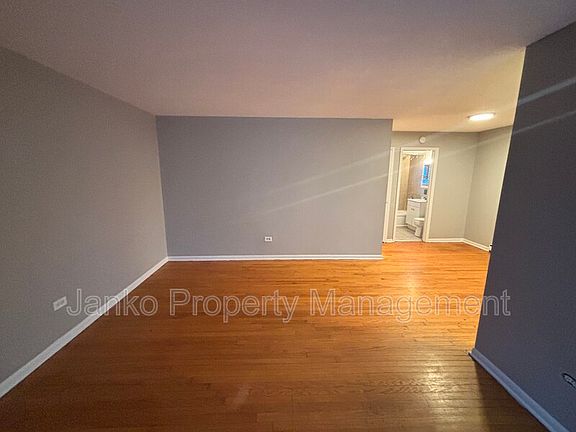5th image of 5003 Columbus Dr APT B