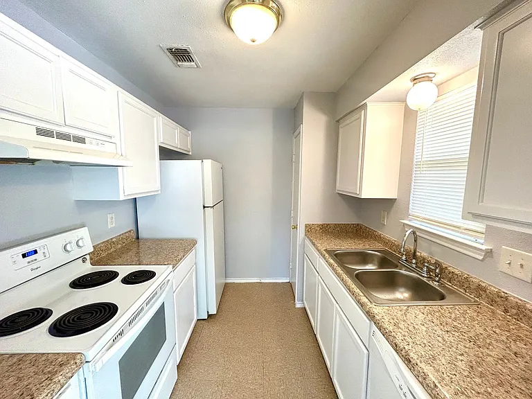 810 Station St — Photo 30