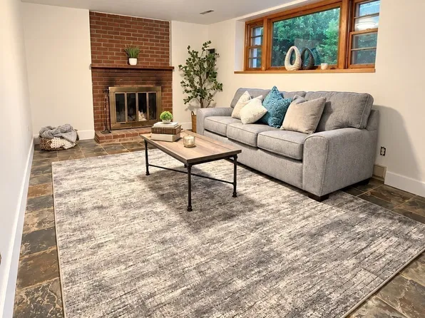 15 Carriage Dr, Chelmsford, MA 01824
