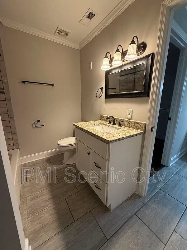 4 bed, 1.5 bath, 1300 sqft, $2,150 — Photo 2