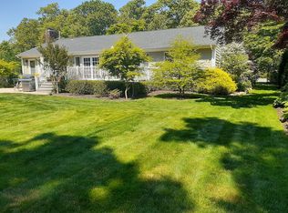 122 Meadowfarm Rd, East Islip, NY 11730