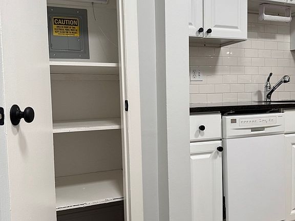 4th image of 135 Creek St APT 2